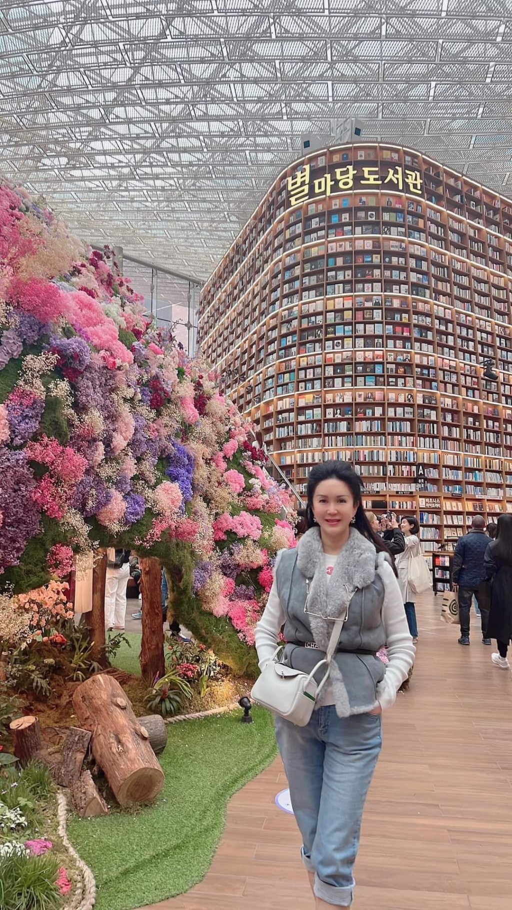 林太在著名景點星空圖書館巨型書架前打卡拍照留念。