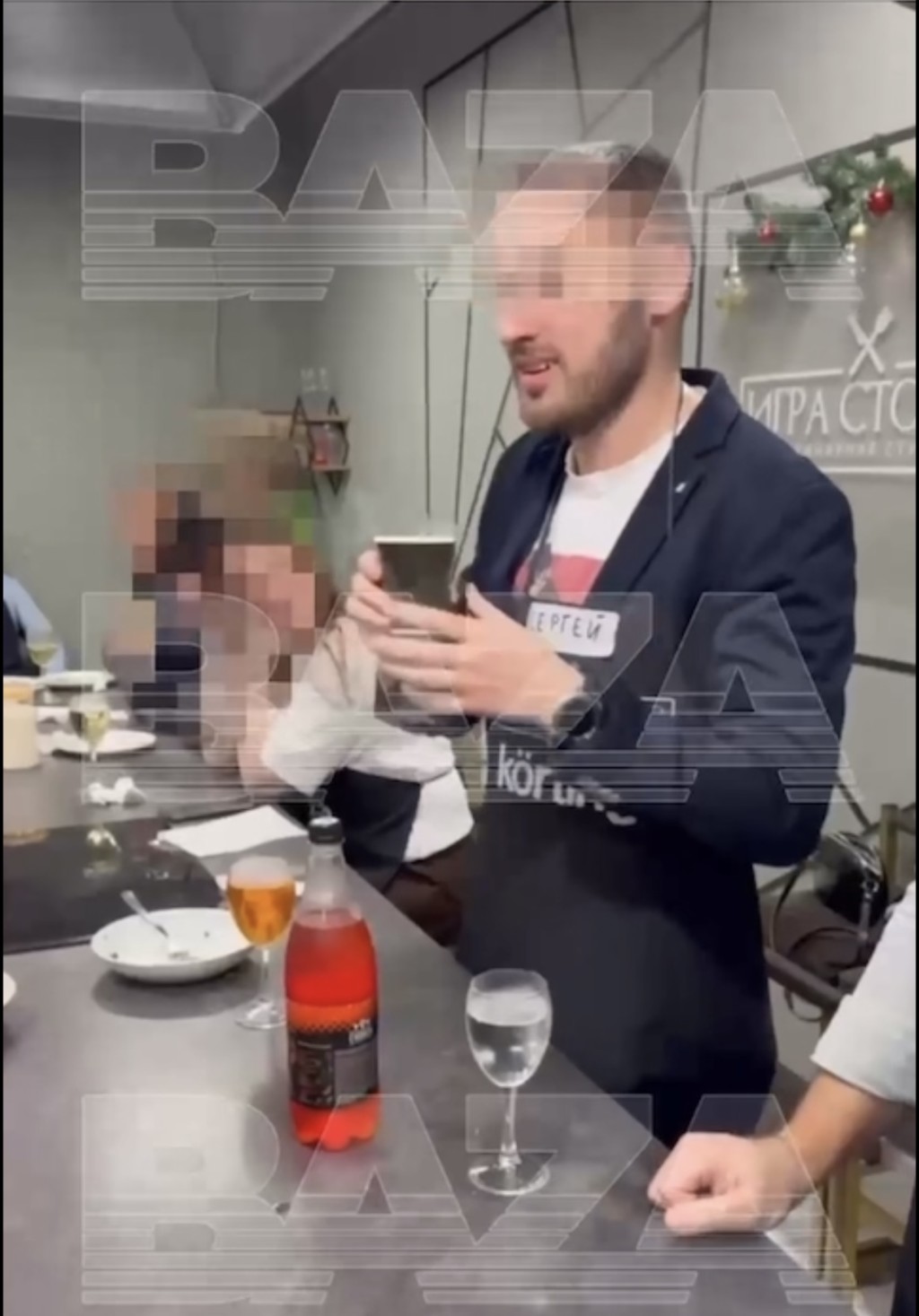 男子接過杯後被告知「立即喝」。 Telegram / Baza