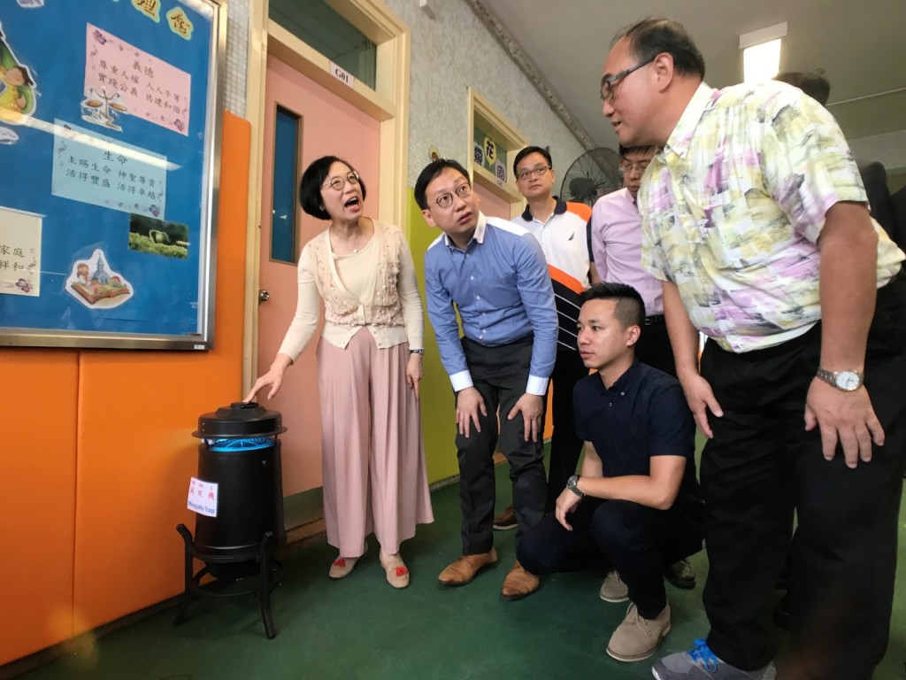 柯創盛與陳肇始視察學校防蚊工作
