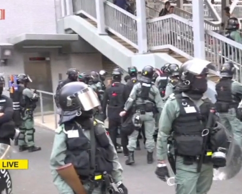 當日防暴警察在屯門搜查可疑人士。有線新聞截圖