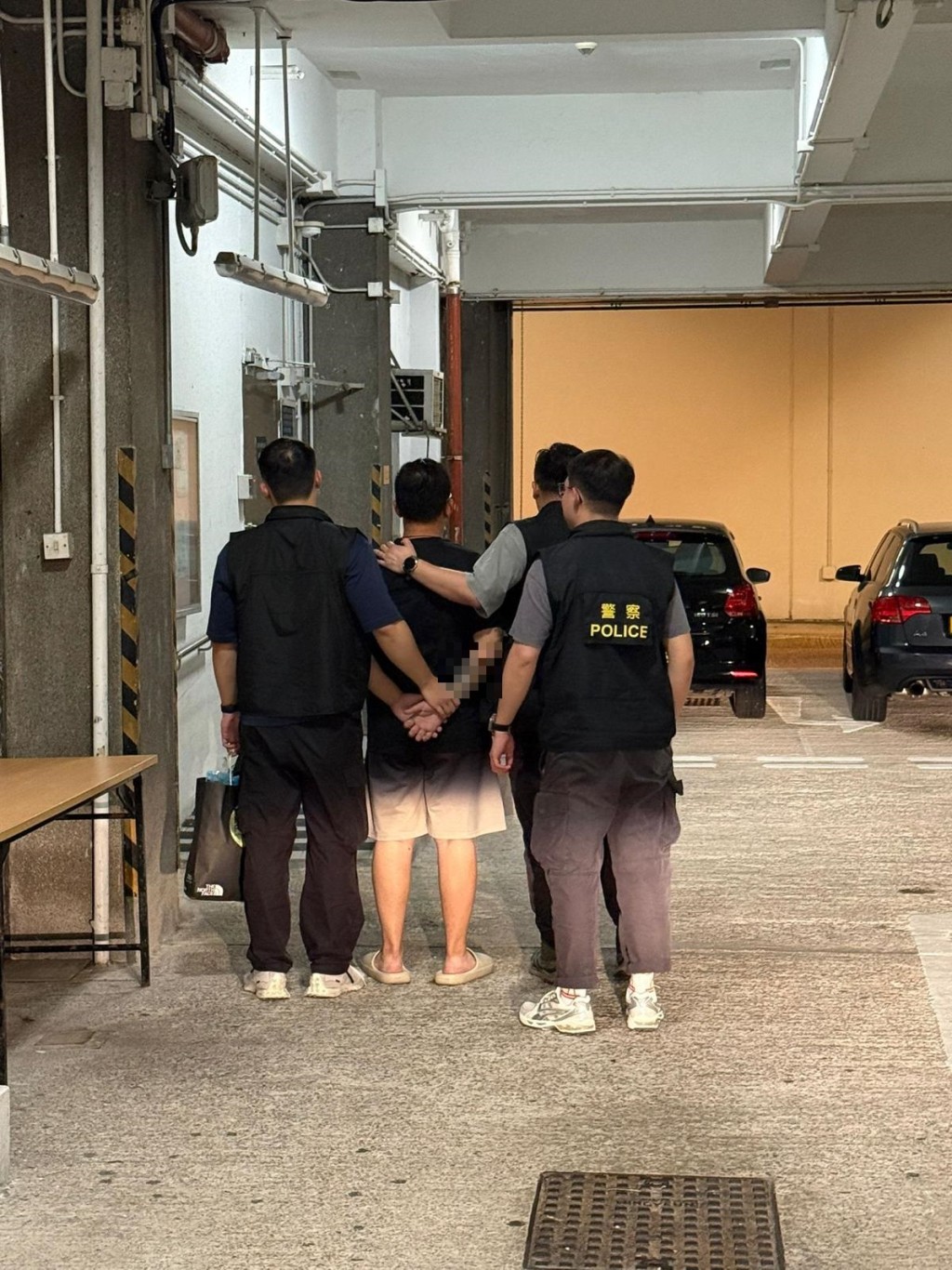 被捕男子被帶署調查。 被捕男子被帶署調查。