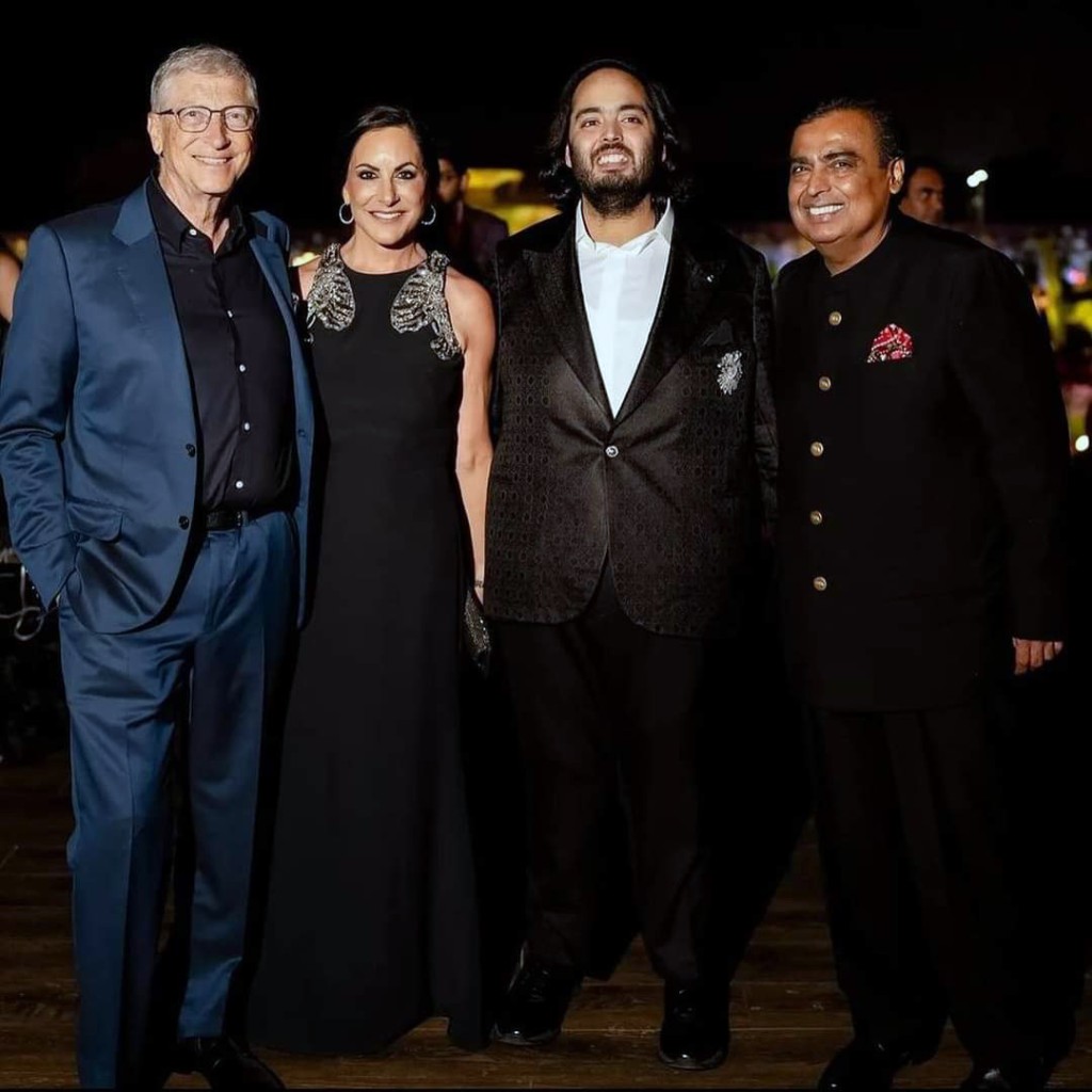 婚前派对上，从右到左，亿万富翁实业家安巴尼（Mukesh Ambani）、及其儿子阿南特（Anant Ambani）、保拉·赫德（Paula Hurd）和比尔盖兹（Bill Gates）合影。 美联社