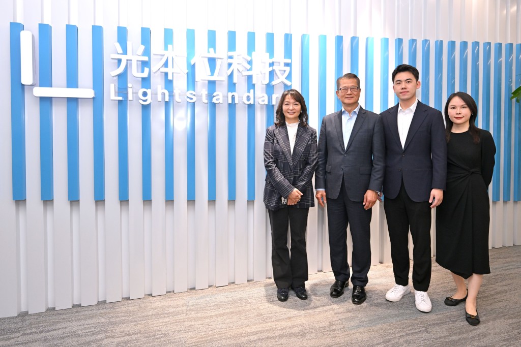 陳茂波(左二)和香港特別行政區政府駐上海經濟貿易辦事處主任黃凱怡(左一)參觀光本位智能科技(上海)有限公司,並與公司董事長熊胤江(右二)和其他負責人合照。 陳茂波(左二)和香港特別行政區政府駐上海經濟貿易辦事處主任黃凱怡(左一)參觀光本位智能科技(上海)有限公司,並與公司董事長熊胤江(右二)和其他負責人合照。