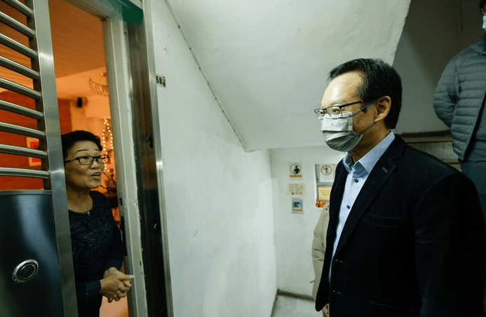 市建局行政總監韋志成(右)新年前夕到深水埗兼善里(韋志成網誌 截圖)