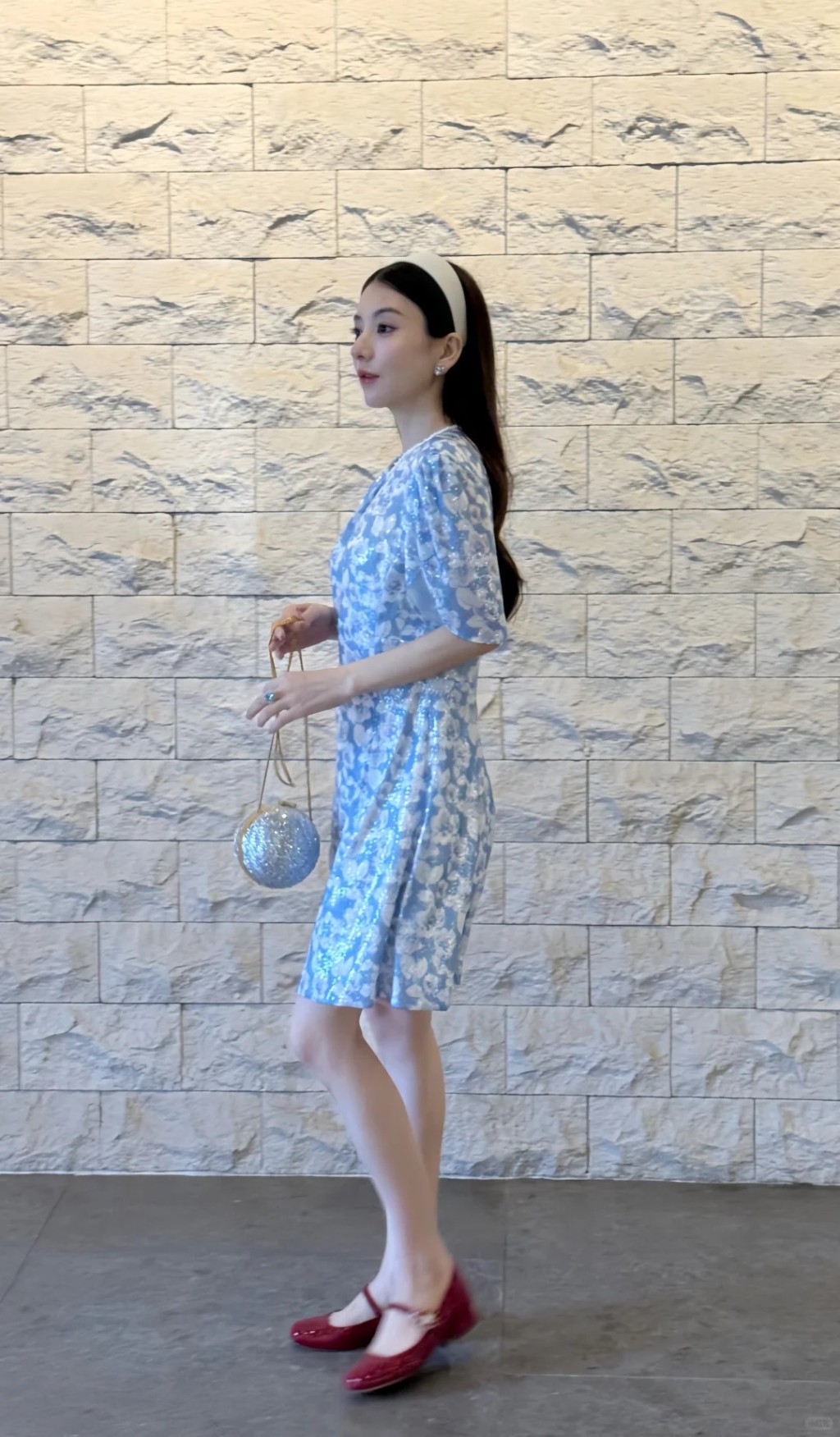 方媛側面腹部微隆。 方媛側面腹部微隆。