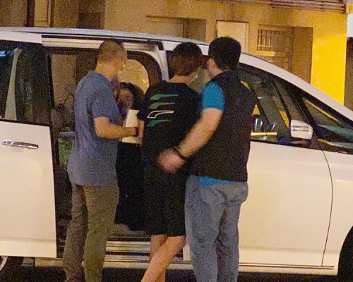 警方於昨晚11時左右於油麗邨帶走一名男子。