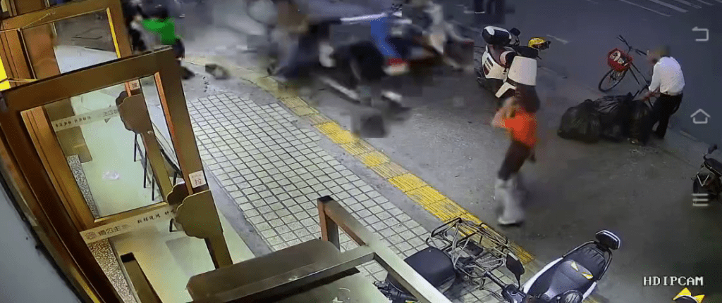 CCTV顯示，一輛汽車剷上行人路。