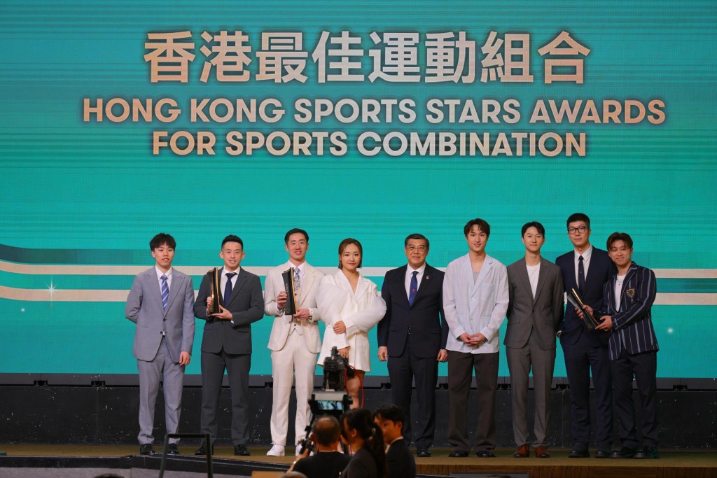 「邓谢」在颁奖礼上跟另外两队得奖组合，包括男花团体(右)及乒球双打组合合照。苏正谦摄