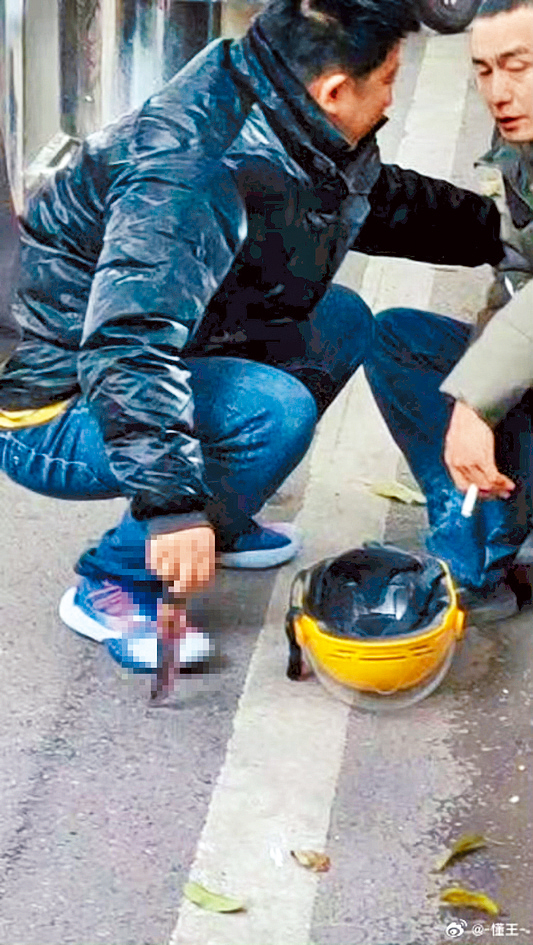 外賣員捅人之後在現場抽煙。
