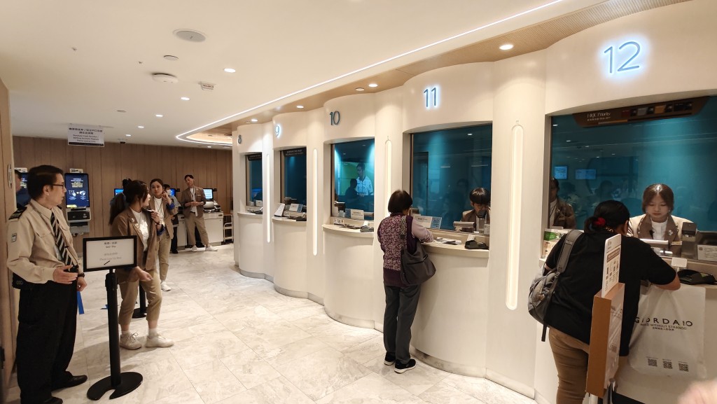 多名市民專程到士丹利街投注站買六合彩,希望碰碰運氣。黃文威攝 多名市民專程到士丹利街投注站買六合彩,希望碰碰運氣。黃文威攝
