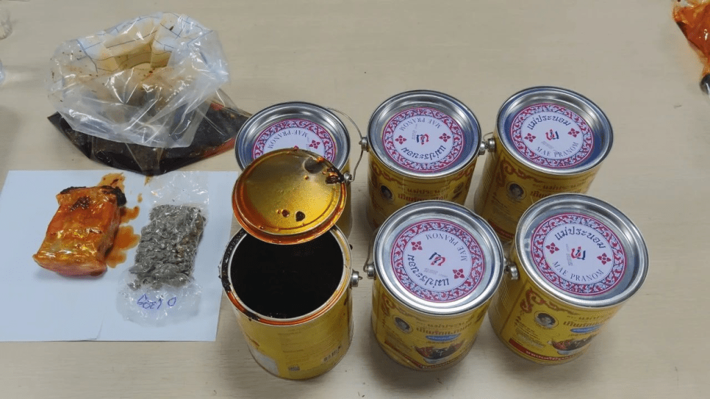深圳郵局海關檢獲逾藏於麻辣醬罐頭內的大麻。 深圳郵局海關檢獲逾藏於麻辣醬罐頭內的大麻。