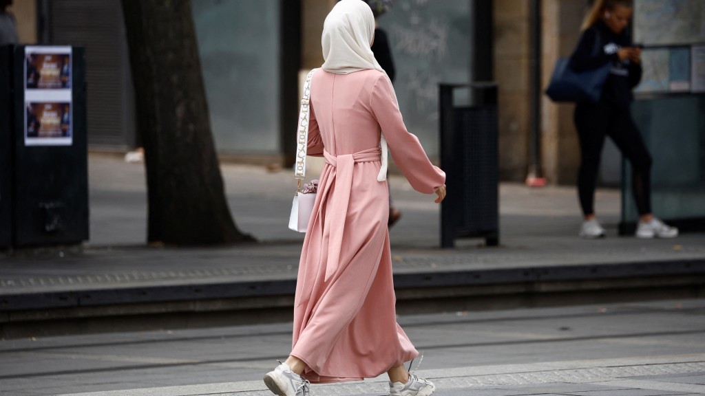 法國南特街上穿穆斯林長袍的婦女。路透社 