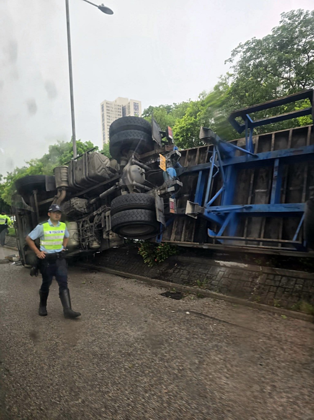 大埔完善路發生貨櫃車翻側意外。fb: 馬路的事 (即時交通資訊台) 大埔完善路發生貨櫃車翻側意外。fb: 馬路的事 (即時交通資訊台)