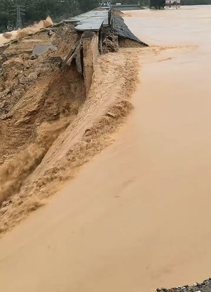 廣西暴雨成災，橫州六藍水庫決堤。抖音
