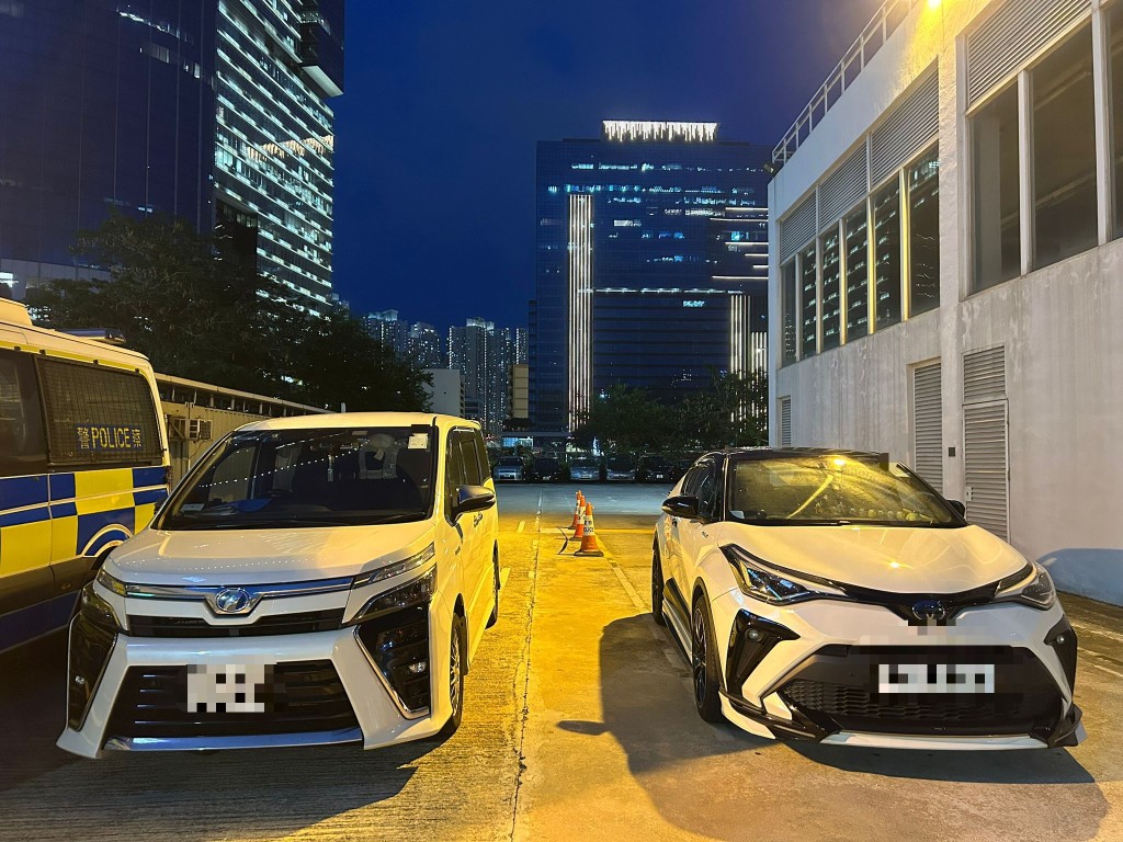 警方派員喬裝乘客並成功截獲兩部私家車。警方提供