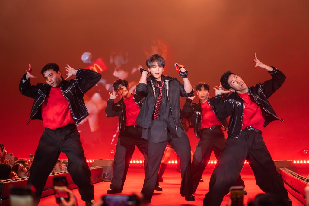 姜涛 @ MIRROR 一登场便瞬间成为全场焦。 姜涛 @ MIRROR 一登场便瞬间成为全场焦。