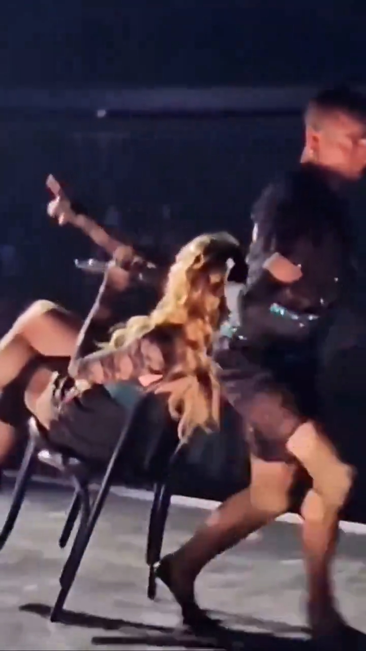 当麦当娜唱到《Open Your Heart》时，重演MV中利用椅子热舞，大骚媚态。