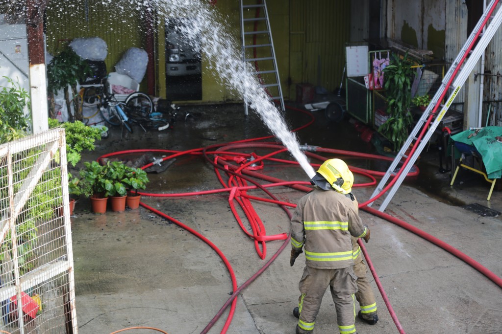 消防開喉射水灌救。