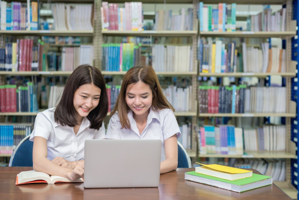 若子女性格外向,家長可以鼓勵他們主動認識較內向的同學,協助同學適應新環境。