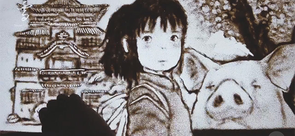 以沙畫重現宮崎駿動畫《千與千尋》的畫面，畫功流暢，還原度超高。
