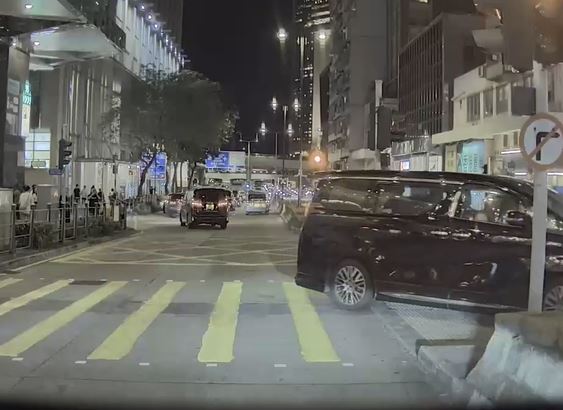 七人車越過安全島到對面行車線。fb車cam L（香港群組）Arthur Chan