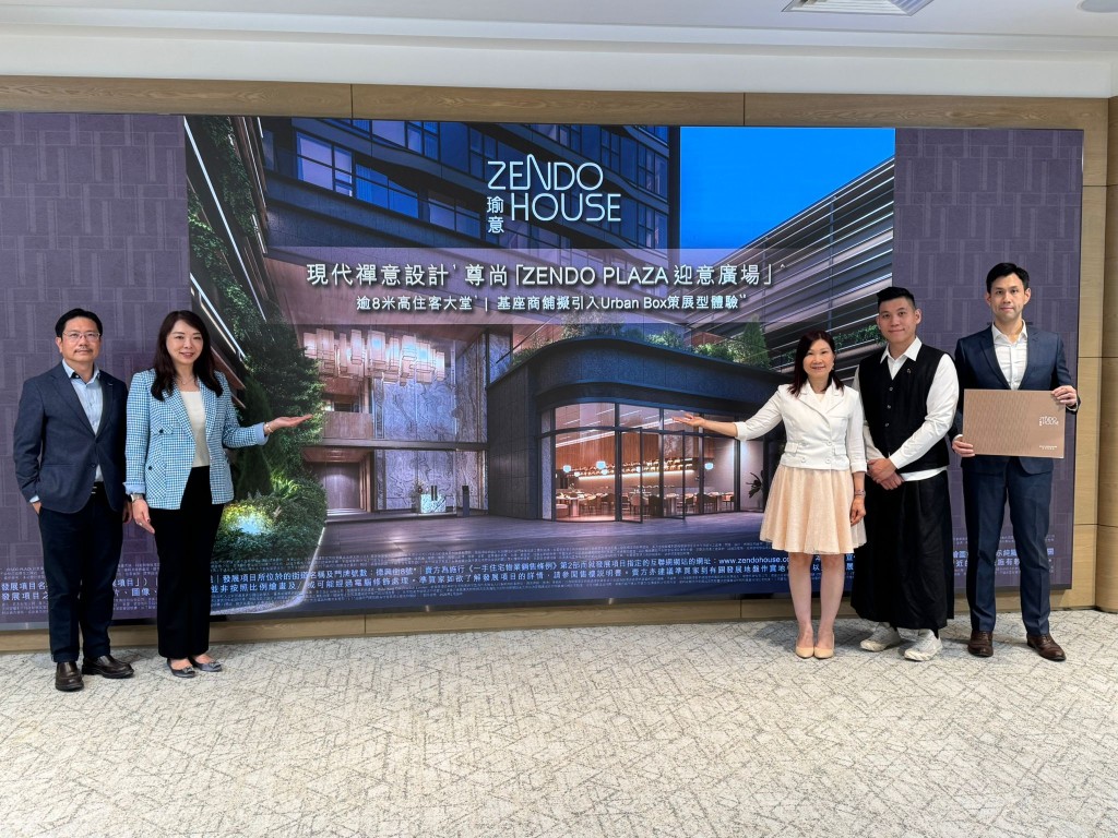 华懋封海伦(左二)表示,瑜意属短楼花项目,1分钟即达港铁站。 华懋封海伦(左二)表示,瑜意属短楼花项目,1分钟即达港铁站。