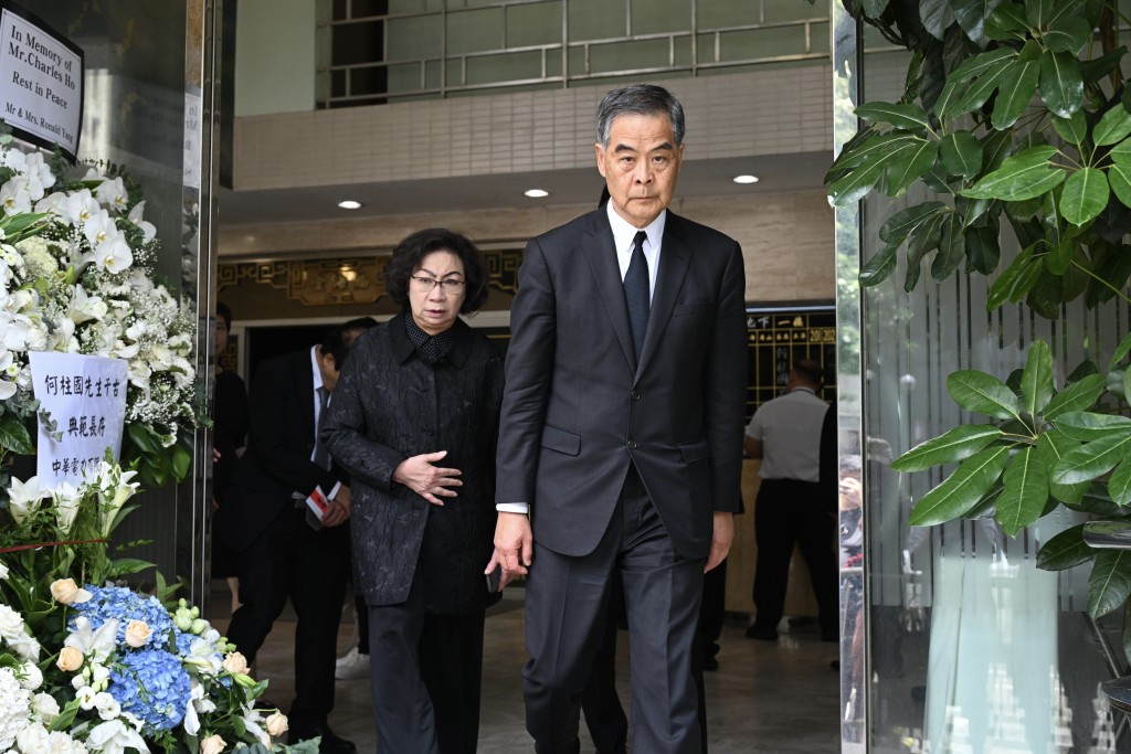 大殮儀式有多位政商界人士到場。圖為全國政協副主席、前特首梁振英伉儷。蘇正謙攝 大殮儀式有多位政商界人士到場。圖為全國政協副主席、前特首梁振英伉儷。蘇正謙攝
