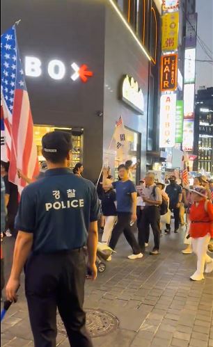 南韩早前爆发大规模反华示威。X@AsianDawn4 南韩早前爆发大规模反华示威。X@AsianDawn4