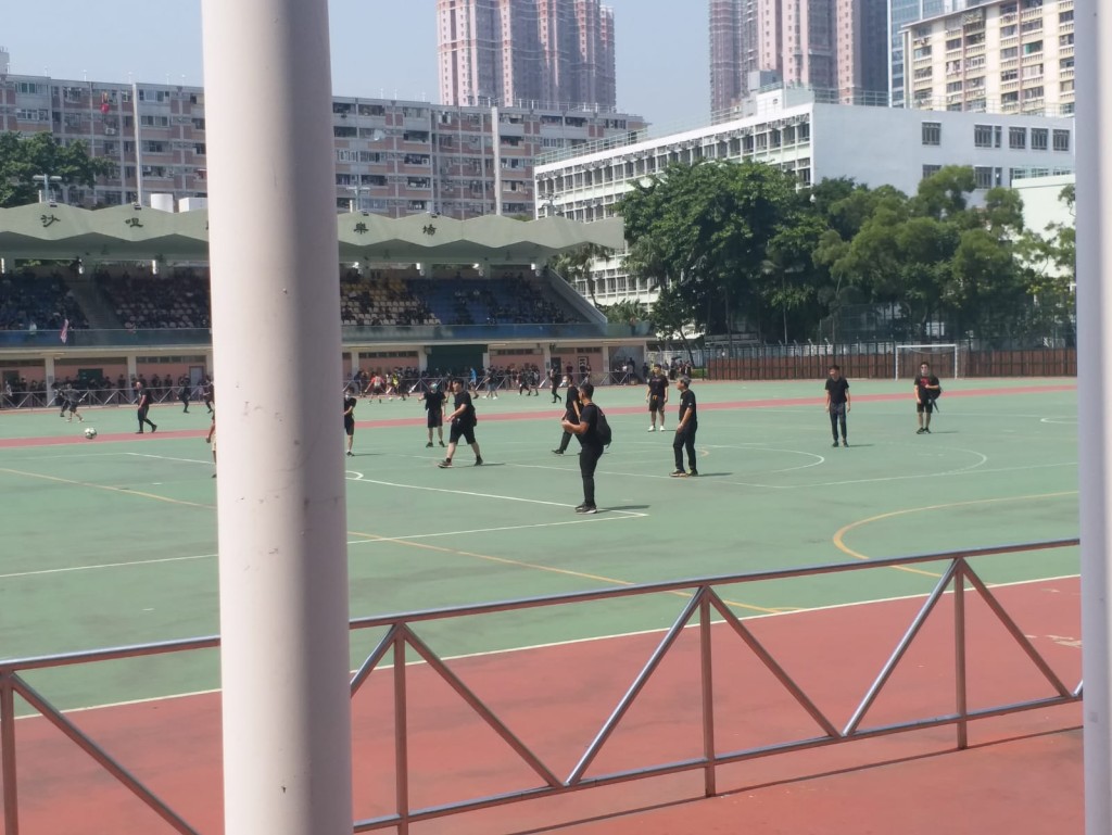 集會前有部分示威者在球場踢足球。