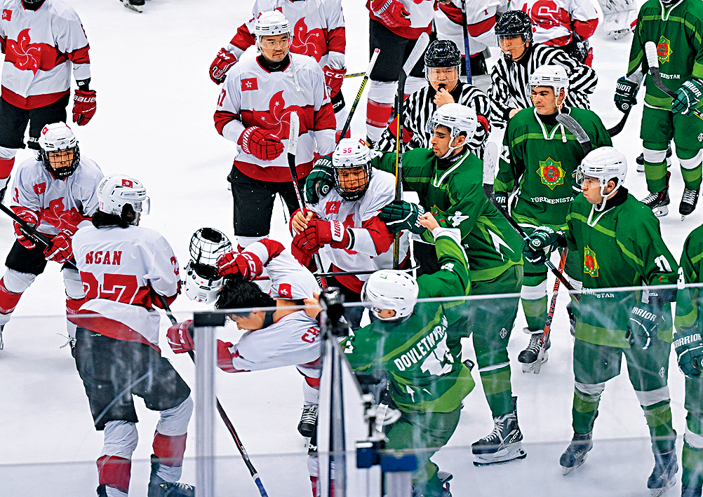香港冰球队在亚冬运赛后与土库曼斯坦队（绿衣）爆肢体冲突。