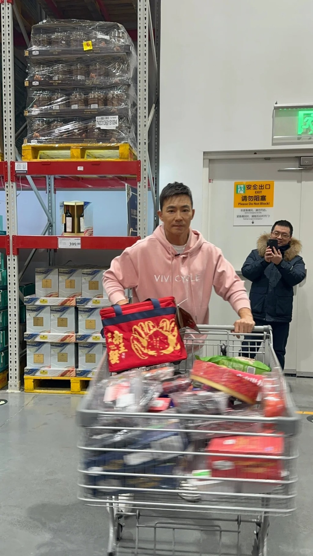 台灣男星劉畊宏買滿一架購物車。