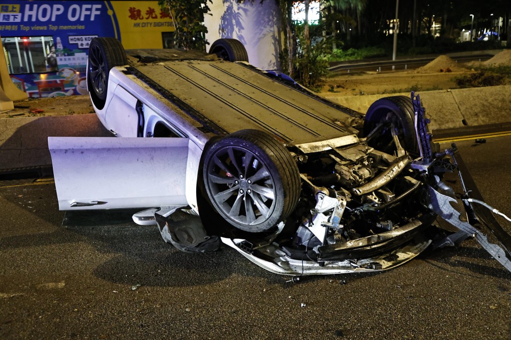 私家車車頭損毀。 私家車車頭損毀。