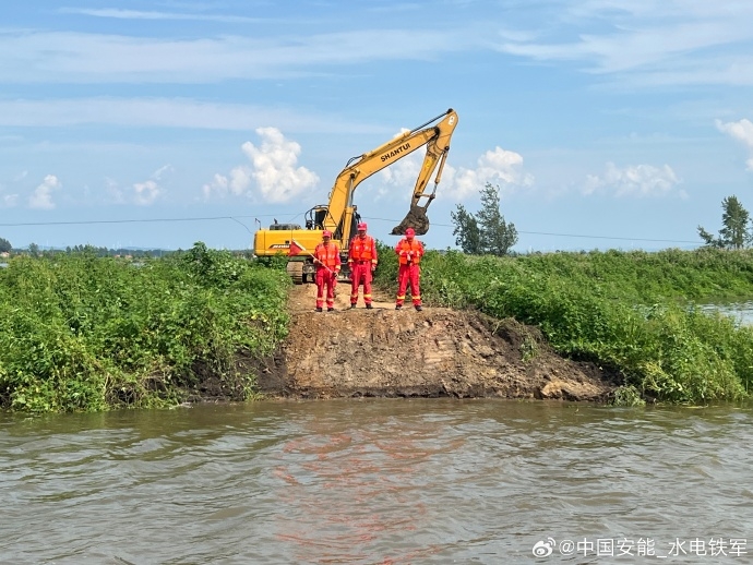 中国安能辽宁基地承担溃口封堵任务。 (微博)