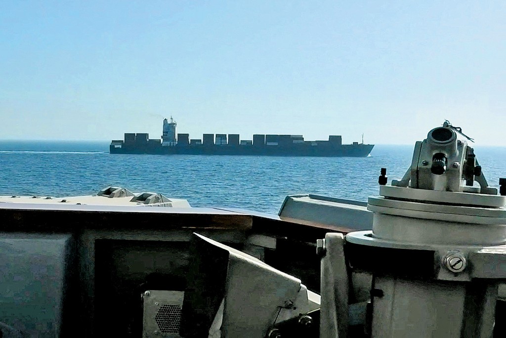 自中國珠海出發的伊朗貨輪「圖斯卡號」（遠處），周日在阿曼灣航行時遭美軍艦攔截。