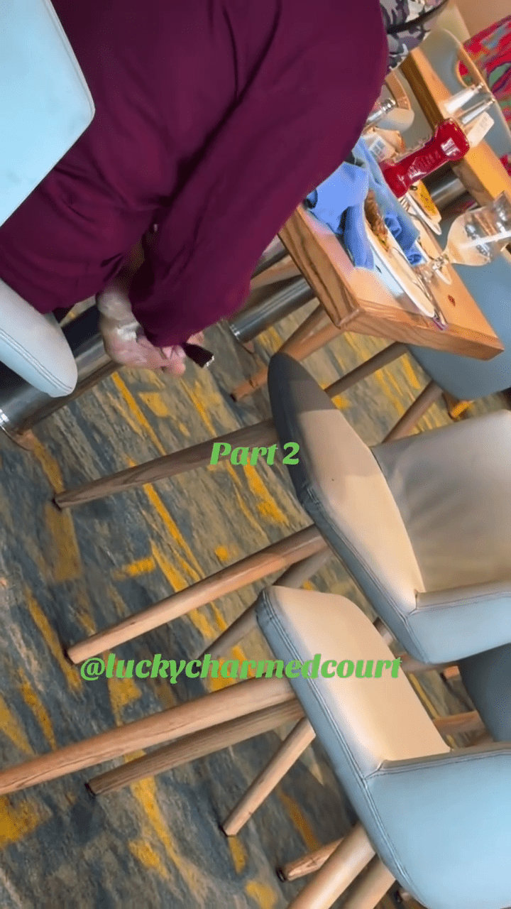 網片顯示,郵輪上穿紅衣的女性旅客用餐叉狂刮腳底。 IG@lucky_charmedcourt 網片顯示,郵輪上穿紅衣的女性旅客用餐叉狂刮腳底。 IG@lucky_charmedcourt