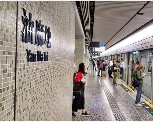 賊人在油麻地站A2出口被途人截停，按於地上制服。資料圖片