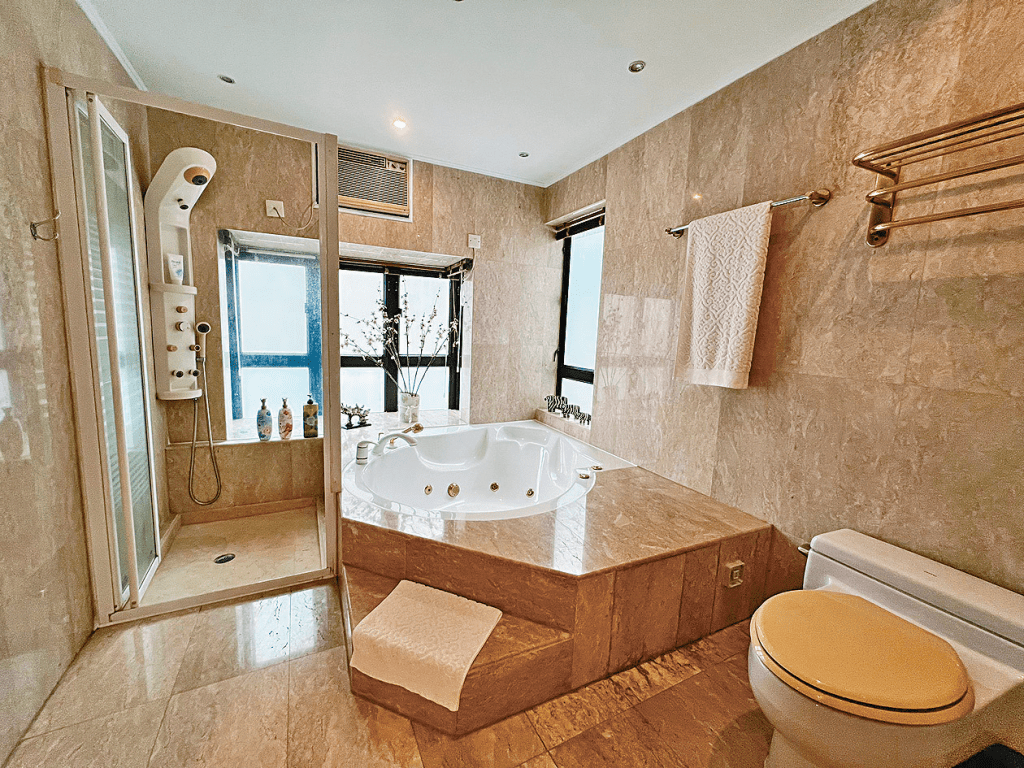 浴室设浴缸及淋浴间，为住户提供多种沐浴选择。