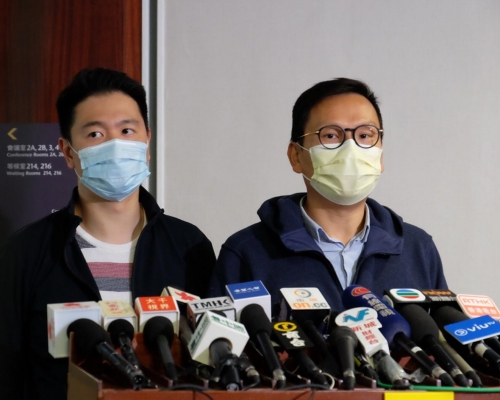 陳恒鑌(右)質疑東涌線延線只有1.3公里,卻要6年時間來興建。