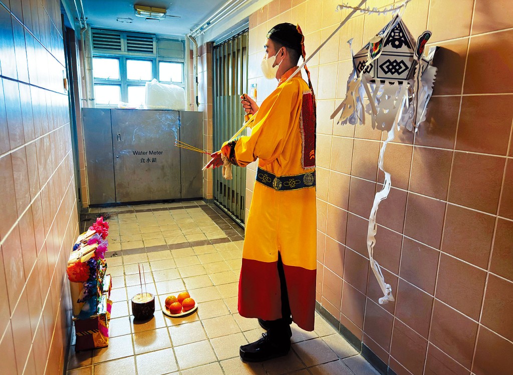 道士在两名死者的单位外做法事。