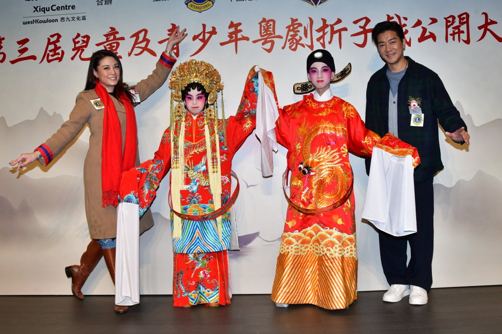 廖碧兒透露自己的五叔在香港做粵劇。