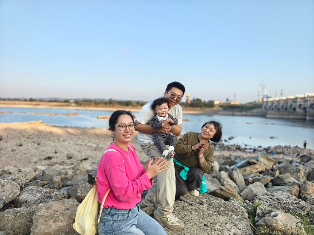 利愛安就在IG上分享了多張一家三口的全家福，可見十個月大的Tilda 眼仔睩睩面圓圓，十分可愛。