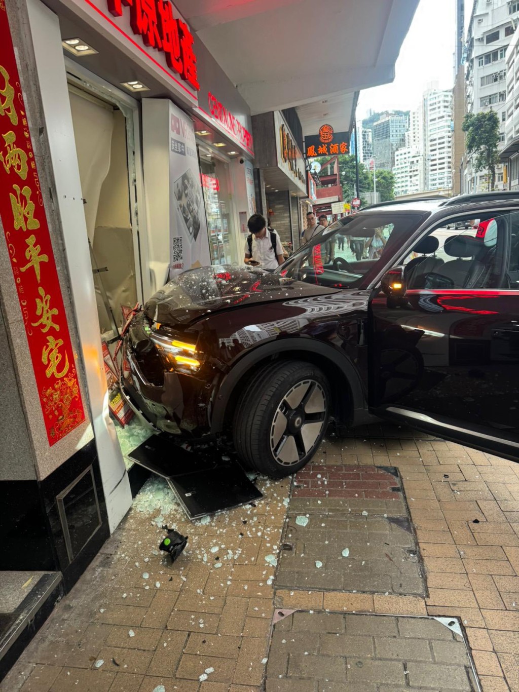 地產舖的櫥窗被撞毀,玻璃碎散落一地。網上圖片 地產舖的櫥窗被撞毀,玻璃碎散落一地。網上圖片
