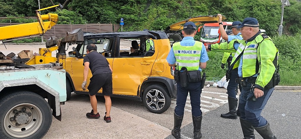 肇事私家車被拖走。林思明攝