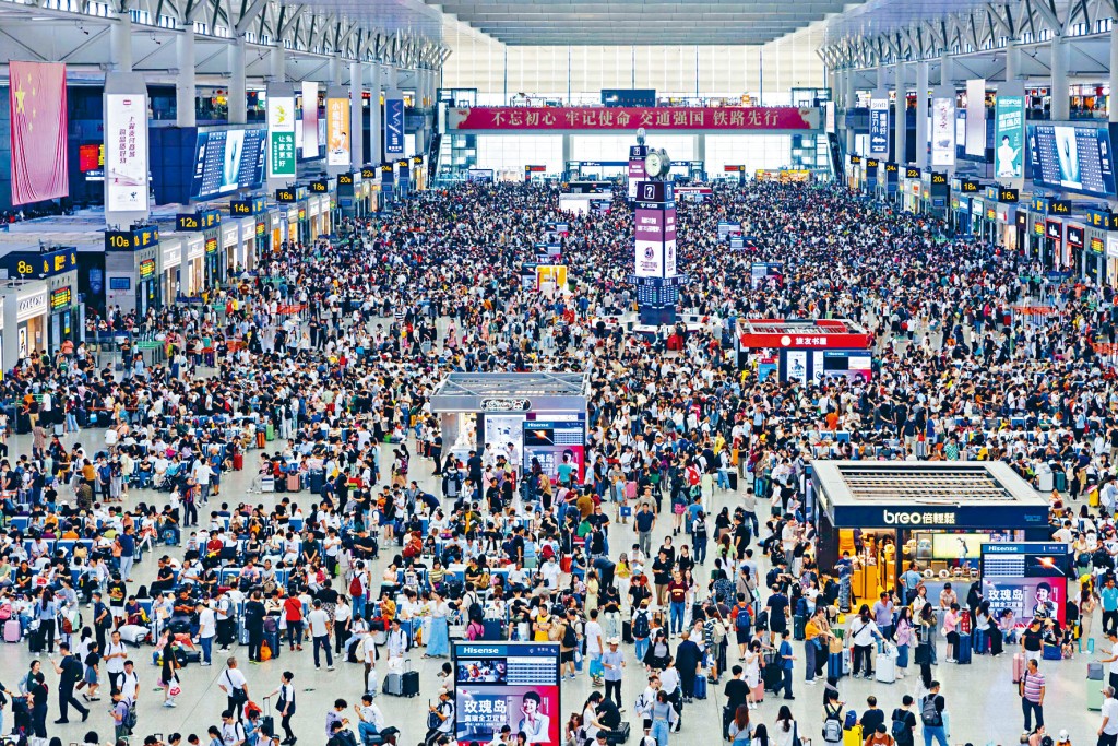 黃金周首日，上海虹橋火車站內人潮湧湧。