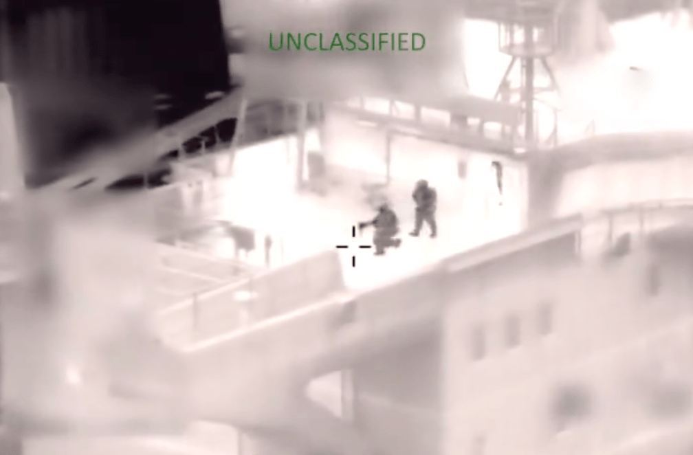 美军南方司令部在社交平台发放影片，展示周五黎明前在加勒比海扣押运油轮“奥利娜”号（Olina）的行动情况。