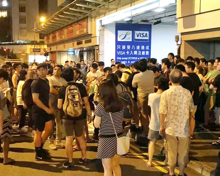 有街坊不滿保安容許警員進入屋苑,要求交代。FB「黃埔好東西」Joe Choi圖片