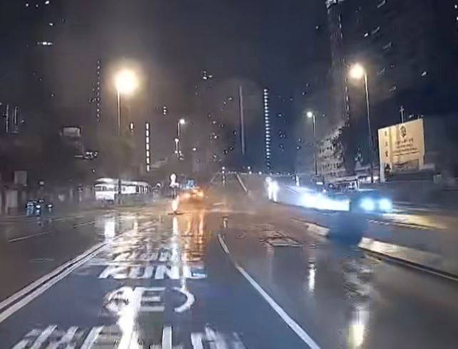 Tesla餘勢未止。fb馬路的事 (即時交通資訊台)影片截圖
