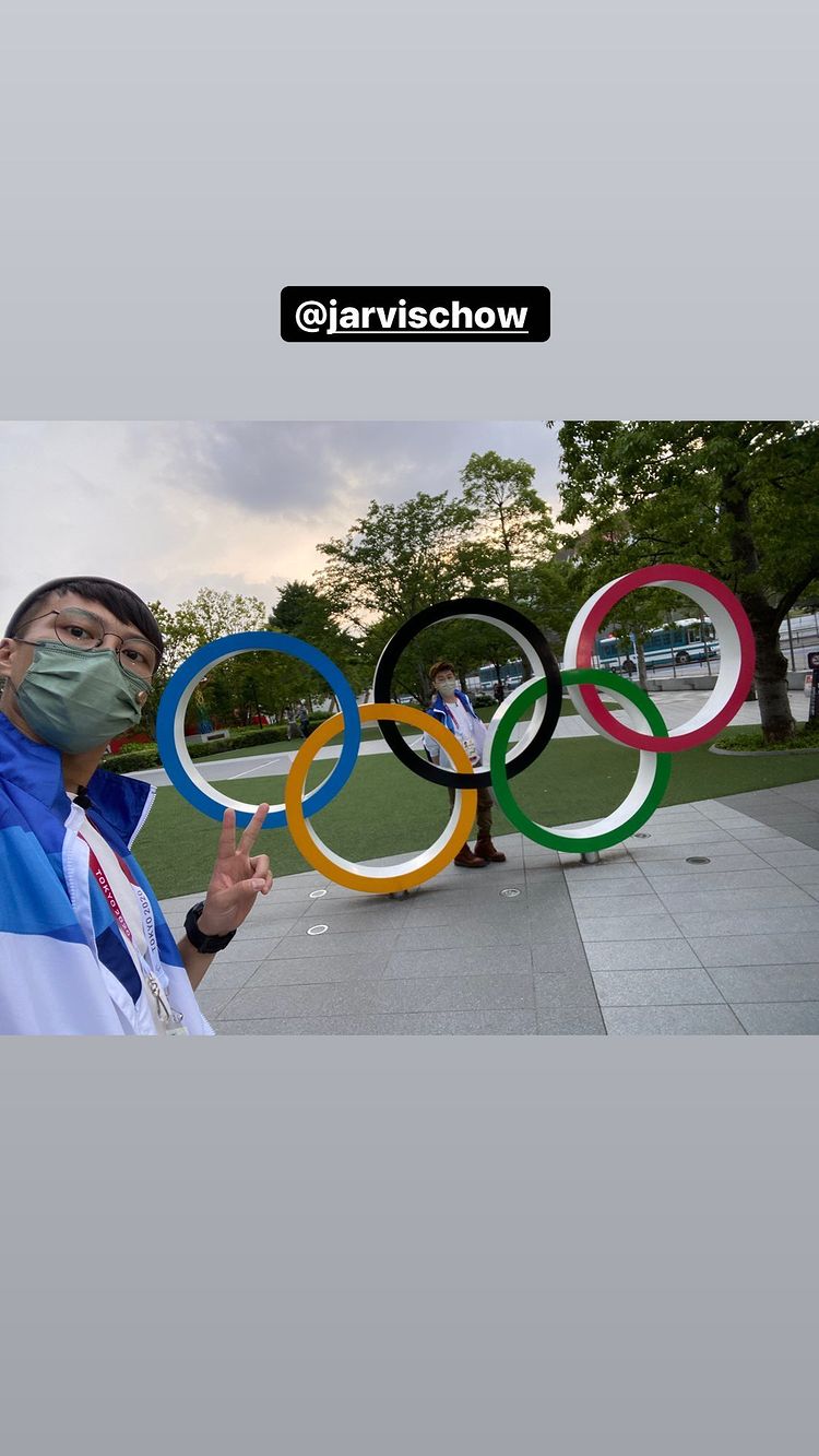 兩人同奧運五環合照。