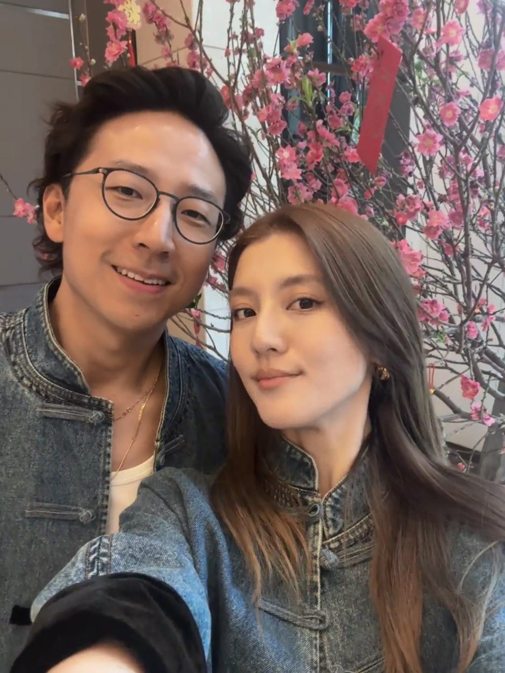 吳千語與施伯雄穿上藍色系唐裝情侶裝拜年，羡煞旁人。