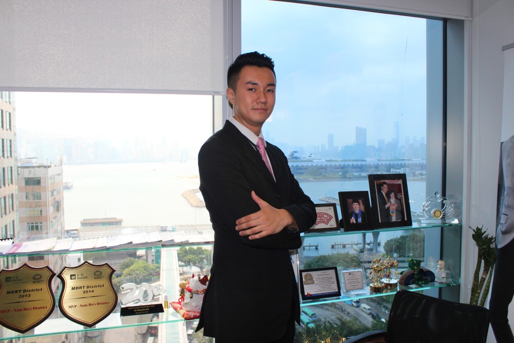 杜港2000年入讀無綫電視第一期星藝映畫藝訓班，其後加入TVB，但多年來都是演閒角，轉行做保險後仍有間中接拍影視作品。